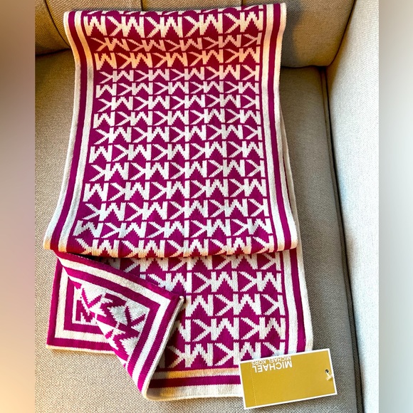 Micheal Kors NWT Fuchsia &cream Logo Scarf, quality knit - Picture 4 of 8